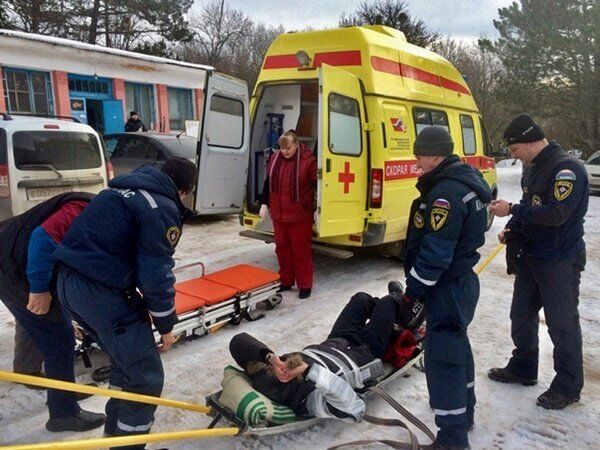 Сотрудники МЧС и скорой помощи оказывают помощь пострадавшему в крымских горах Сотрудники МЧС и скорой помощи оказывают помощь пострадавшему в крымских горах