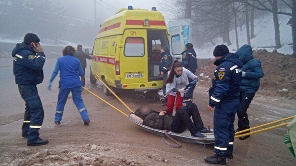 Сотрудники МЧС и скорой помощи оказывают помощь пострадавшему в крымских горах Сотрудники МЧС и скорой помощи оказывают помощь пострадавшему в крымских горах