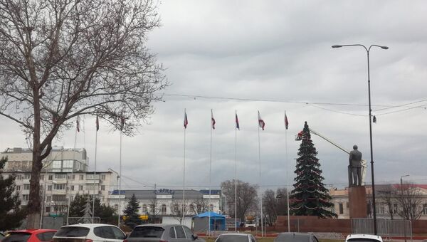 В Симферополе разбирают главную новогоднюю елку