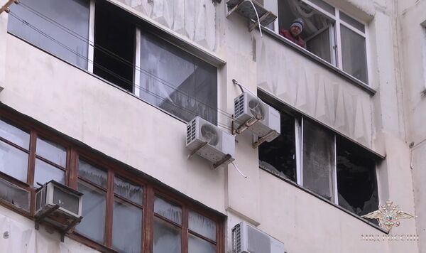 В Севастополе полицейские вывели из огня женщину с ребенком В Севастополе полицейские вывели из огня женщину с ребенком