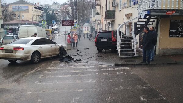 В Севастополе пешеход чудом увернулся от вылетевшего на тротуар джипа В Севастополе пешеход чудом увернулся от вылетевшего на тротуар джипа