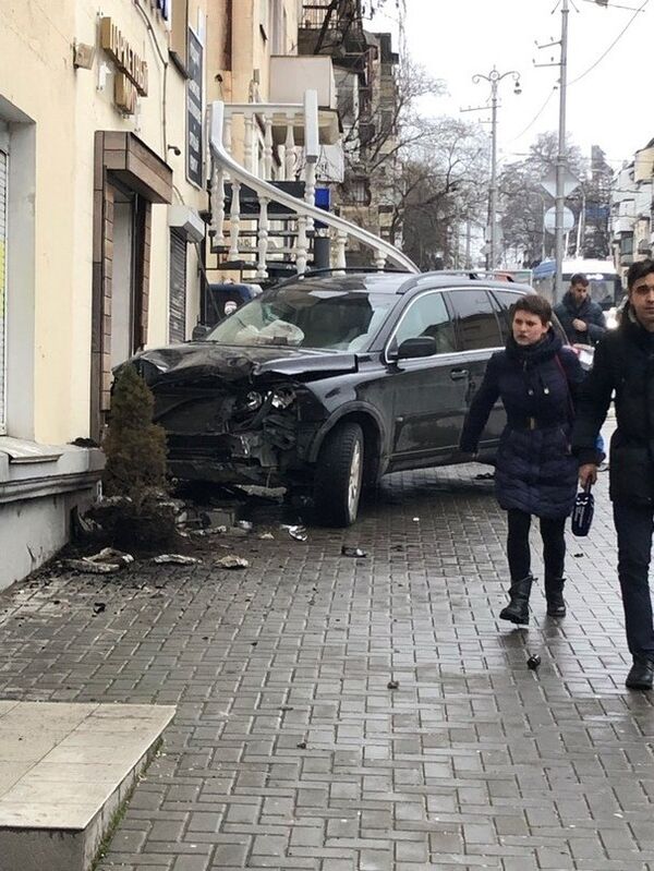 В Севастополе пешеход чудом увернулся от вылетевшего на тротуар джипа В Севастополе пешеход чудом увернулся от вылетевшего на тротуар джипа