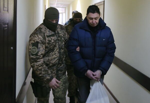 Руководитель портала РИА Новости Украина Кирилл Вышинский перед началом заседания Херсонского городского суда. Архивное фото Руководитель портала РИА Новости Украина Кирилл Вышинский перед началом заседания Херсонского городского суда. Архивное фото
