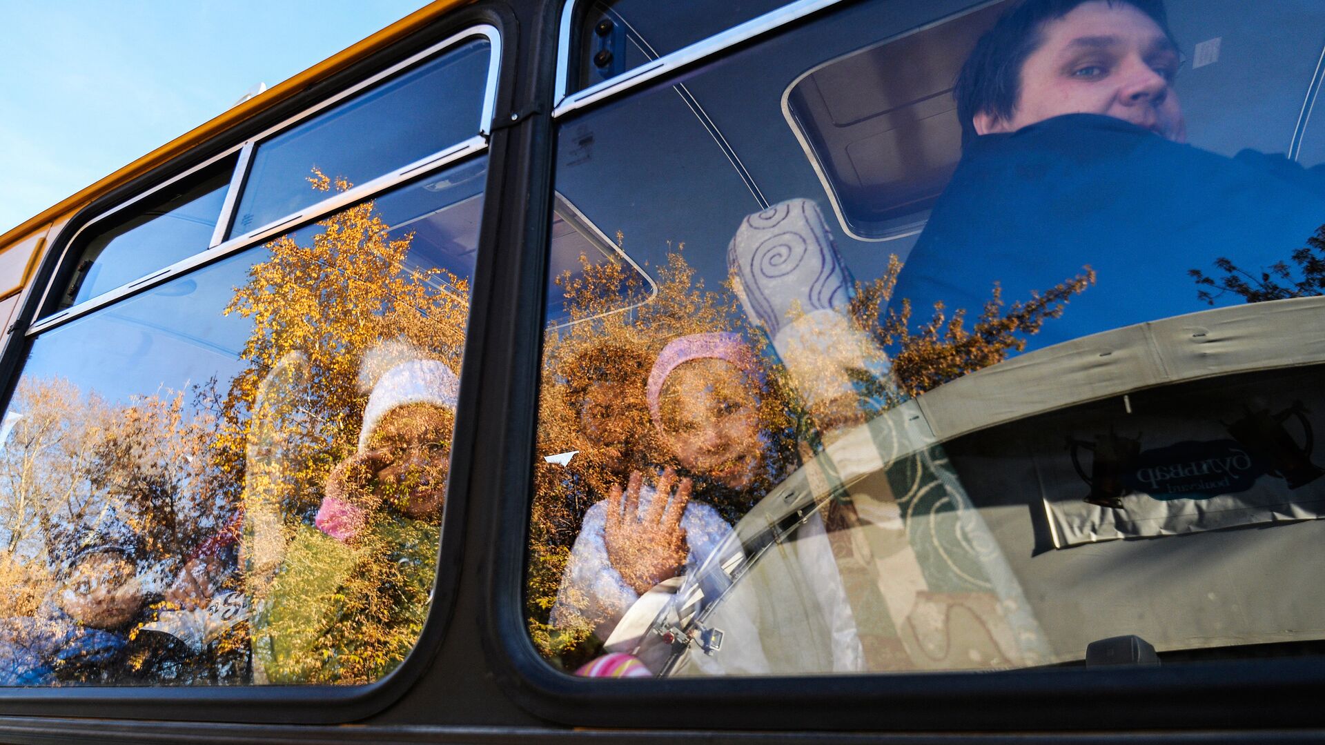 Дети в автобусе - РИА Новости, 1920, 07.04.2021