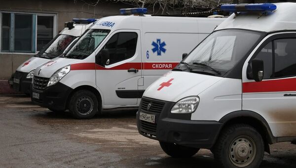 Автомобили скорой помощи на территории больницы в Керчи