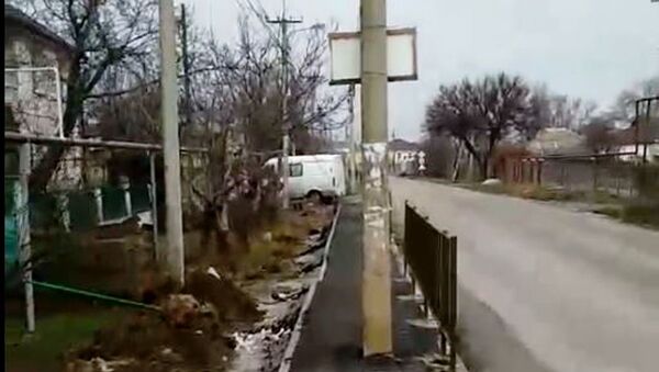 Ни пройти, ни обойти: в Крыму столбы ЛЭП установили прямо посреди тротуара