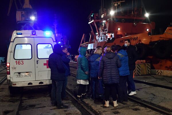 Медицинские работники в торговом порту Керчи, куда доставлены моряки, пострадавшие в результате пожара на судах в Керченском проливе. 22 января 2019 Медицинские работники в торговом порту Керчи, куда доставлены моряки, пострадавшие в результате пожара на судах в Керченском проливе. 22 января 2019
