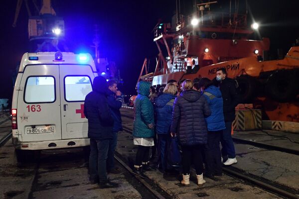 Медицинские работники в торговом порту Керчи, куда доставлены моряки, пострадавшие в результате пожара на судах в Керченском проливе. 22 января 2019