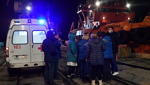 Медицинские работники в торговом порту Керчи, куда доставлены моряки, пострадавшие в результате пожара на судах в Керченском проливе. 22 января 2019