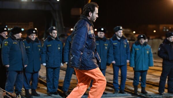 Иностранный моряк, спасенный с одного из горящих танкеров, сходит на берег с буксира морской спасательной службы Меркурий в торговом порту Керчи. 22 января 2019