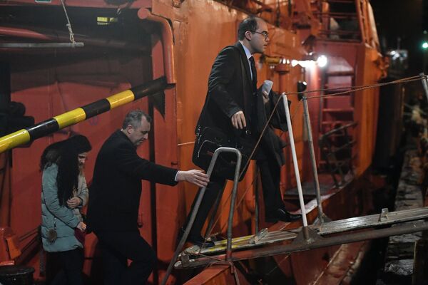 Генеральный консул Турции в городе Новороссийске Юнус Эмре Озигджи (справа) в торговом порту Керчи, куда доставлены моряки, пострадавшие в результате пожара на судах в Керченском проливе. 22 января 2019