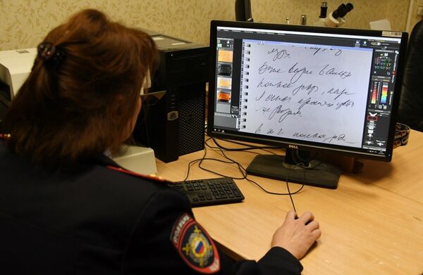 Начальник экспертно-криминалистического отдела МВД по РК Татьяна Польченко за работой Начальник экспертно-криминалистического отдела МВД по РК Татьяна Польченко за работой