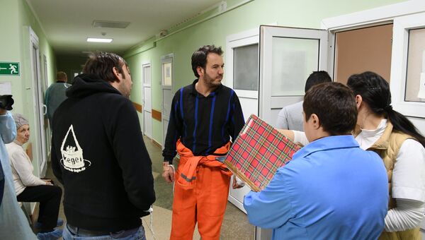 Моряки, спасенные с горящих в Черном море танкеров, получают помощь от волонтеров Красного креста в Керченской больнице №1. 23 января 2019