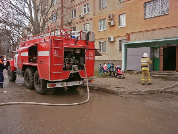 Пожарная машина на месте пожара в пятиэтажном доме в городе Щелкино. 24 января 2019 Пожарная машина на месте пожара в пятиэтажном доме в городе Щелкино. 24 января 2019