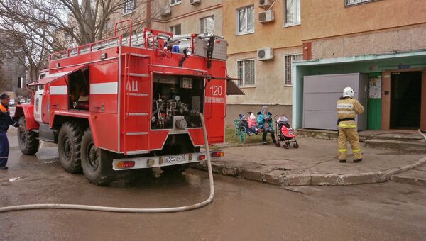 Пожарная машина на месте пожара в пятиэтажном доме в городе Щелкино. 24 января 2019