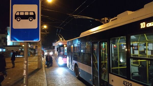 Троллейбусы остановились из-за обрыва контактного провода на перекрестке улиц Козлова и Севастопольская в Симферополе. 24 января 2019