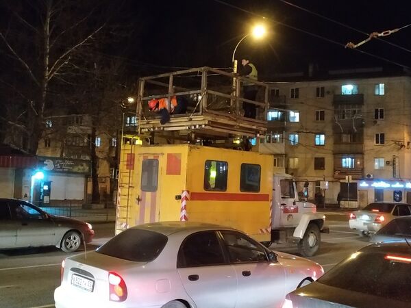 Аварийная бригада устраняет обрыв контактного провода на перекрестке улиц Козлова и Севастопольская в Симферополе. 24 января 2019 Аварийная бригада устраняет обрыв контактного провода на перекрестке улиц Козлова и Севастопольская в Симферополе. 24 января 2019