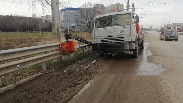 Крымавтодор убирает Евпаторийское шоссе в Симферополе