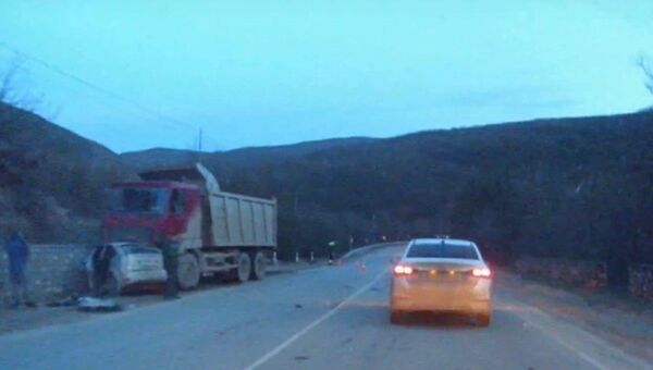 Авария с участием легковушки и грузовика на трассе Севастополь-Ялта