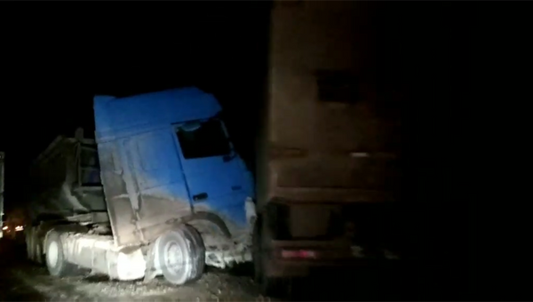 Видео лобового ДТП двух грузовиков на керченской трассе