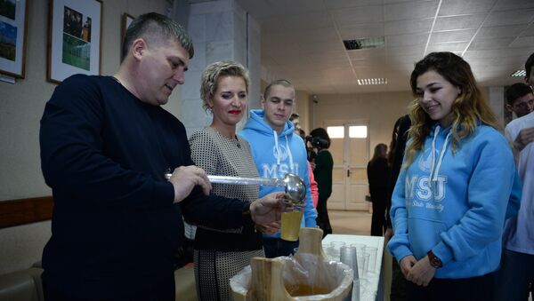 Традиционное угощение медовухой в День студента в севастопольском филиале МГУ