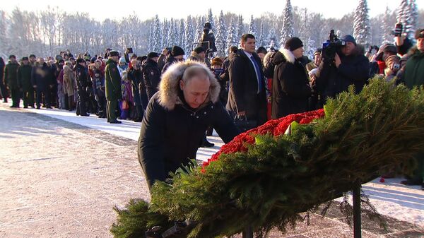 Путин возложил венок к монументу Мать-Родина в Петербурге Путин возложил венок к монументу Мать-Родина в Петербурге