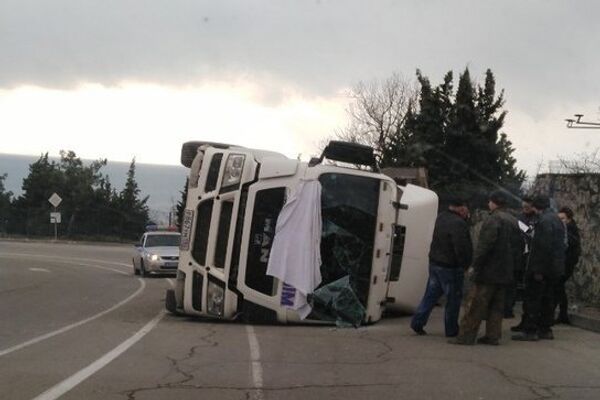 Груженый грузовик перевернулся на трассе Симферополь-Ялта
