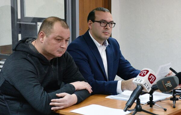 Капитан российского судна Норд Владимир Горбенко (слева) во время заседания Оболонского районного суда Киева. Архивное фото Капитан российского судна Норд Владимир Горбенко (слева) во время заседания Оболонского районного суда Киева. Архивное фото