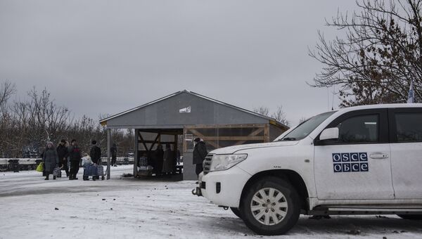 Автомобиль миссии ОБСЕ в районе временного пункта пропуска Станица Луганская между Украиной и Луганской народной республикой