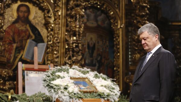 Президент Украины Петр Порошенко в Софийском соборе в Киеве. Архивное фото