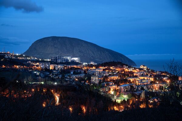 Гора Аю-Даг со стороны Гурзуфа в Крыму