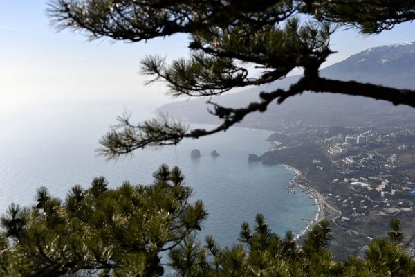 Вид на Гурзуф на побережье Черного моря в Крыму
