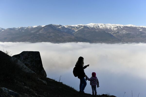 Девушка с ребенком на горе Аю-Даг в Крыму.