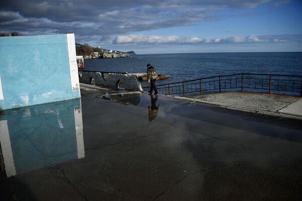 Мужчина на набережной в Алупке в Крыму