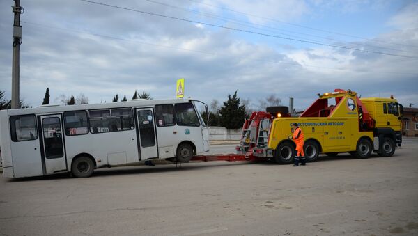 Эвакуатор грузовых автомобилей ГБУ Севастопольский Автодор во время работы