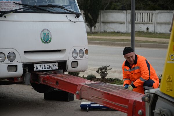 Эвакуатор грузовых автомобилей ГБУ Севастопольский Автодор во время работы Эвакуатор грузовых автомобилей ГБУ Севастопольский Автодор во время работы