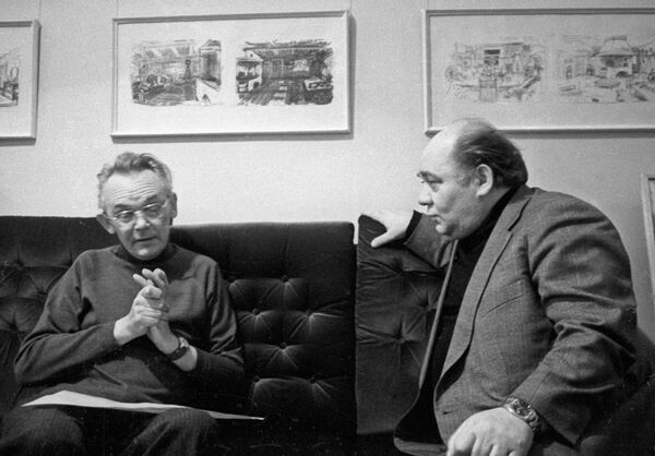 Режиссер Леонид Гайдай (слева) и артист Евгений Леонов работают над фильмом За спичками. Режиссер Леонид Гайдай (слева) и артист Евгений Леонов работают над фильмом За спичками.