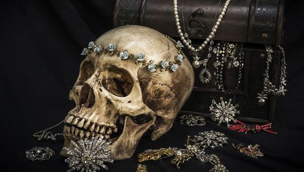 Натюрморт с человеческим черепом и ювелирными украшениями