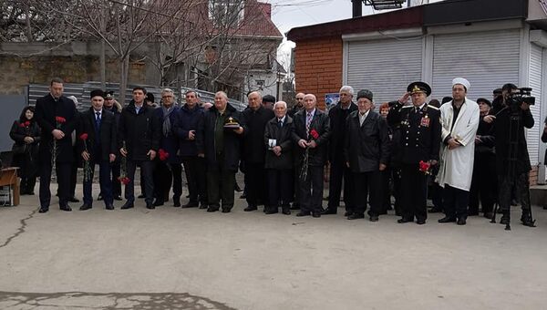 В Симферополе состоялся траурный митинг по случаю 48-й годовщины гибели дважды Героя Советского Союза, летчика Амет-Хана Султана