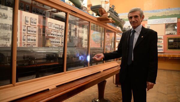 Николай Филимонов показывает экспонаты музея Севастопольская Голландия
