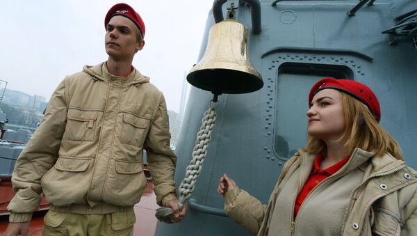 Участники всероссийского военно-патриотического общественного движения  Юнармия на борту ракетного крейсера