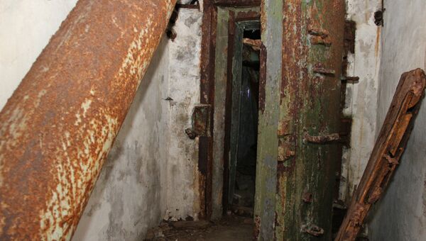 В коридоре запасного штаба гражданской обороны, построенного в Симферополе во времена холодной войны В коридоре запасного штаба гражданской обороны, построенного в Симферополе во времена холодной войны