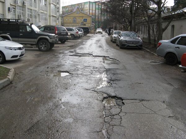 Ямы на Совхозном переулке в Симферополе Ямы на Совхозном переулке в Симферополе