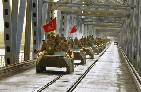 Колонна бронетранспортеров на мосту в Термезе во время вывода советских войск из Афганистана. 14 февраля 1989 года