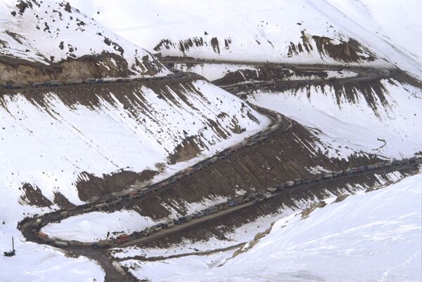 Вывод ограниченного военного контингента советских войск из Афганистана. Колонны советских войск движутся через перевал Саланг в горах Гиндукуш. 14 февраля 1989 года