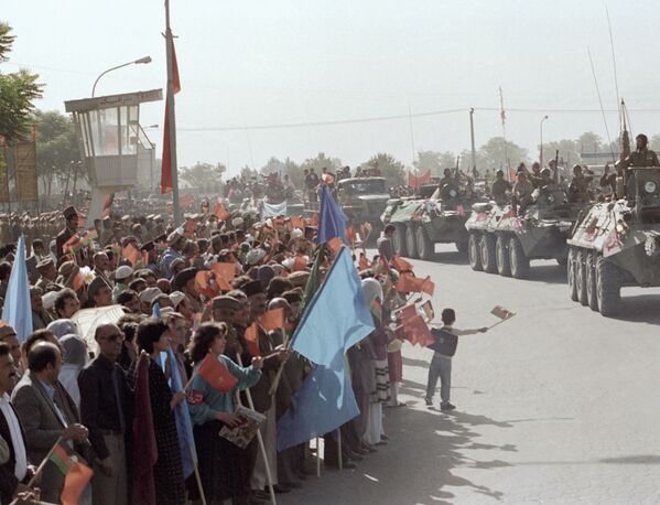 Поэтапный вывод ограниченного контингента советских войск из Афганистана. Мирные жители провожают домой советских воинов-интернационалистов. 14 мая 1988 года