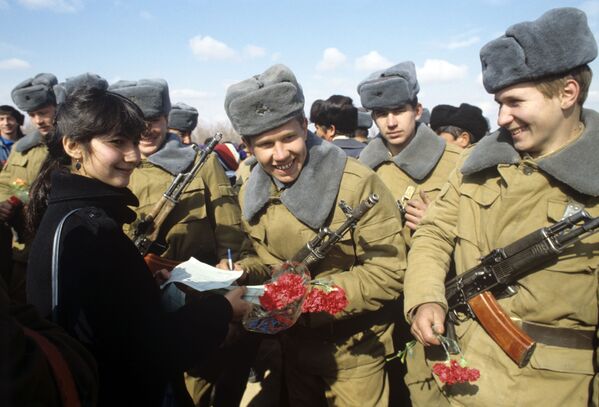 Торжественная встреча советских воинов-интернационалистов, возвращающихся из Афганистана домой. 5 февраля 1989 года