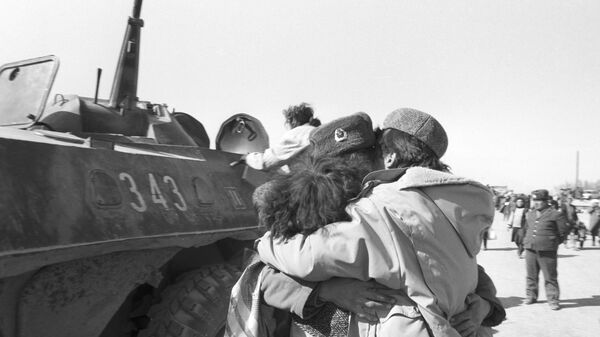 Вывод ограниченного контингента советских войск из Афганистана. Радость встречи с родными. 29 марта 1989 года