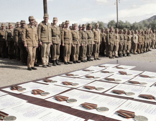 Вручение наград воинам Н-ской части ограниченного контингента советских войск в Афганистане. 1 февраля 1988 года