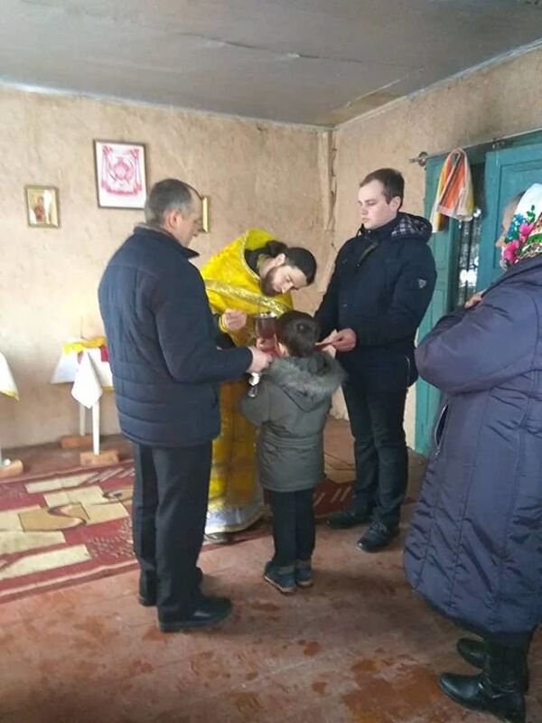 Община УПЦ в селе Ничеговка совершает первую литургию в ветхом доме после захвата ее храма раскольниками Община УПЦ в селе Ничеговка совершает первую литургию в ветхом доме после захвата ее храма раскольниками